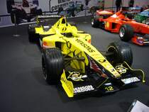 Jordan EJ11-Honda von 2001. Mit diesem Wagen bestritten der Mönchengladbacher Heinz-Harald  Frentzen, Jarno Trulli und später in dieser Rennsaison Jean Alesi die Rennen für das Jordan Team. Jordan belegte in der Rennsaison 2001 Platz 5 in der Markenwertung. Der V10-motor von Honda leistet 800 PS aus 3000 cm³ Hubraum. Das Gewicht des Wagens liegt bei ca. 530 kg. Essen Motor Show am 01.12.2015.