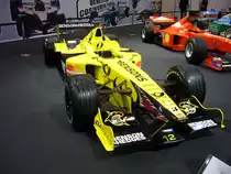 Jordan EJ11-Honda von 2001. Mit diesem Wagen bestritten der Mönchengladbacher Heinz-Harald  Frentzen, Jarno Trulli und später in dieser Rennsaison Jean Alesi die Rennen für das Jordan Team. Jordan belegte in der Rennsaison 2001 Platz 5 in der Markenwertung. Der V10-motor von Honda leistet 800 PS aus 3000 cm³ Hubraum. Das Gewicht des Wagens liegt bei ca. 530 kg. Essen Motor Show am 01.12.2015.