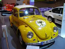 VW Typ 1 von 1969. Dieser Straßenwachtkäfer lief von 1969 bis 1977 beim ADAC Hamburg. Er hat in dieser Zeit 15000 Pannenhilfen geleistet und ca. 142000 km abgespult. Bis auf den Schrank im Beifahrerfußraum ist der Pannenhilfswagen noch voll ausgerüstet und nimmt an Oldtimerveranstaltungen teil. Der 4-Zylinderboxermotor leistet 34 PS aus 1184 cm³ Hubraum. Essen Motor Show am 01.12.2015.