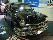 Ford DeLuxe twodoor Sedan des Modelljahres 1951. Ein solcher  Shoebox  Ford kostete in der Ausstattungs- und Karosserievariante US$ 1417,00. Der Käufer konnte zwischen zwei Motorisierungsvarianten wählen: 6-Zylinderreihenmotor mit 95 PS aus 3702 cm³ Hubraum (wie im abgelichteten Wagen), oder einen V8-motor mit 3915 cm³ Hubraum und 100 PS. Essen Motor Show am 01.12.2015.