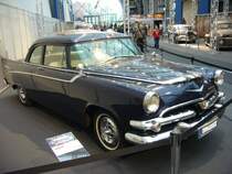 Dodge Coronet des Modelljahres 1956. Der Coronet war in diesem Modelljahr die unterste Austattungsvariante. Darüber rangierten die Modelle Royal und Custom Royal. Der Coronet konnte wahlweise mit einem 3.7l 6-Zylinderreihenmotor mit 131 PS oder einem V8-Motor mit 189 PS aus 4423 cm³ Hubraum geordert werden. Eine solche Club Coupe Karosserievariante war ab US$ 2159,00 zu haben. Essen Motor Show am 01.12.2015.