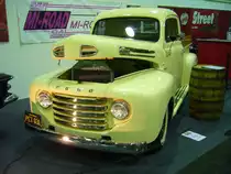 Ford F1. 1948 - 1952. Der F1 war der Vorläufer des mittlerweile meistverkauften Fahrzeuges in den USA. Die Serie F 100/F150. Auch damals konnte man schon zwischen einem 3.5l
6-Zylinderreihenmotor oder einem V8-motor mit 5.5l Hubraum wählen. Essen Motor Show am 01.12.2015.