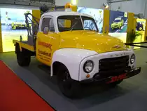 Opel Blitz 1,75to. 1952 - 1960. Dieses Modell war einst der meistverkaufte Leichtlastkraftwagen der damals noch jungen Bundesrepublik. Hier wurde ein Pritschenwagen mit Abschleppvorrichtung abgelichtet. Der 6-Zylinderreihenmotor mit 2473 cm³ Hubraum leistet 58 PS. Essen Motor Show am 01.12.2015.