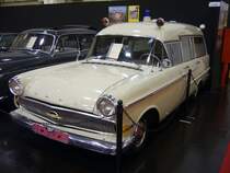Krankenwagen mit Miesenaufbau auf Basis des Opel Kapitän P-LV. 1959 - 1963. Essen Motor Show am 01.12.2015.