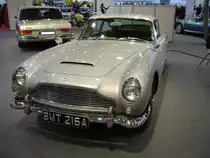 Aston Martin DB5. 1963 - 1965. Hier wurde der Filmwagen aus dem James Bond Streifen  Goldfinger  von 1964 abgelichtet. Der 6-Zylinderreihenmotor leistet 286 PS aus 3995 cm³ Hubraum. Essen Motor Show am 01.12.2015.