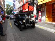 ein alter Citroen rollt durch die Innenstadt von Lourdes im September 2015