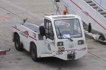 Vorfeldschlepper, gesehen auf dem Flughafen Toulouse im September 2015