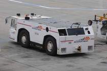 Vorfeldschlepper, gesehen auf dem Flughafen Toulouse im September 2015