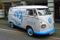 VW Bully bei einer Fahrzeugausstellung in Krefeld, 19.9.2015