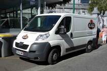 Peugeot Boxer der Firma Plasco, gesehen in Lourdes, September 2015