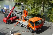 Nissan 35.13, eingesetzt zur Montage einer neuen Strassenleuchte im heiligen Bezirk in Lourdes, September 2015