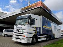 ACTROS, samt Auflieger, im Einsatz für Husqvarna-Motocross, haben beim Beschriftungszentrum-Ried den nötigen Feinschliff erhalten; 150426