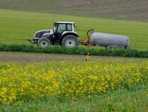 VALTRA mit Jauchefass; 150515
