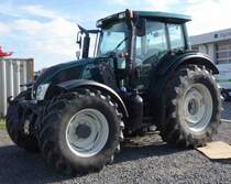 Valtra steht bei einem Landmaschinenhändler in Burghaun-Gruben im Oktober 2015