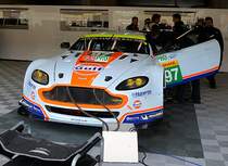 Die Vorbereitungen von Aston Martin Racing laufen noch wärend des Pitwalk , Aston Martin Vantage V8, LM GTE-Pro Nr: 97,  (Darren Turner, Stefan Mücke & Robert Bell). Am 2.Mai 2015 in Spa Francorchamp beim FIA WEC Langstrecken Rennen.