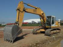 Liebherr R 932 HDS Litronic am 10.04.2009 auf einer Baustelle in Wittlich