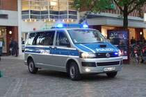 VW T5 der Polizei NRW eingesetzt bei einer Demo in Münster, Oktober 2015 