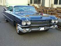 Cadillac Series 6300 Coupe de Ville des Modelljahres 1959. Im Modelljahr 1959 war die Series 6300 de Ville die zweit niedrigste Ausstattungsvariante. Darunter rangierte die Series 6200 und darüber Series 6400 Eldorado und Series 6900 Brougham. Von dieser Karosserie- und Ausstattungsvariante verkaufte die Cadillac Division in diesem Modelljahr 21924 Einheiten. Der Einstiegspreis lag bei US$ 5252,00. Der V8-motor mit 6388 cm³ Hubraum leistet in diesem Modell 325 PS. Besucherparkplatz der Düsseldorfer Classic Remise am 19.12.2015.