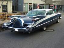 Heckansicht eines 1959´er Cadillac Series 6300 Coupe de Ville. Man kann bei diesem Fahrzeug sehr schön erkennen, wie das montierte Continental Kit, das Heck noch mehr verlängert. Besucherparkplatz der Düsseldorfer Classic Remise am 19.12.2015.