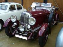 Lagonda 16/80. 1932 - 1935. Der 16/80 war in den Karosserievarianten Saloon, Open Tourer und Sports lieferbar. Es wurden insgesamt nur 260 Fahrzeuge dieses Typs produziert. Der abgelichtete Wagen ist einer der letzten produzierten und wurde ursprünglich mit einer viertürigen Saloon Karosserie ausgeliefert. In den 1960´er Jahren wurde die Karosserie nach den Originalplänen, auf die jetzige viertürige Tourerkarosserie umgebaut. Der 1991 cm³ große 6-Zylinderreihenmotor leistet 80 PS. Classic Remise Düsseldorf am 19.12.2015.