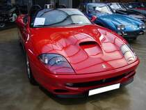Ferrari 550 Maranello Barchetta. 2001. Der 550 Maranello wurde bereits 1996 vorgestellt. In seinem letzten Produktionsjahr wurde noch 448 Autos als  Barchetta  genanntes Cabriolet produziert. Der V12-motor hat einen Hubraum 5.5l und leistet 485 PS. Classic Remise Düsseldorf am 19.12.2015.