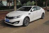 Die große Kia-Limousine K5 (hierzulande als Optima verkauft) gesehen in Qingdao, Shandong, am 1.7.2012