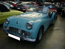 Triumph TR3A. 1957 - 1962. Der TR3A basierte auf dem 1955 vorgestellten TR3 und unterschied sich nur äußerlich von diesem. Der größte Teil der über 58000 produzierten TR3A wurde in die USA exportiert. Der 4-Zylinderreihenmotor hat einen Hubraum von 1991 cm³ und leistet 95 PS. Die Höchstgeschwindigkeit liegt bei 170 km/h. Classic Remise Düsseldorf am 19.12.2015.