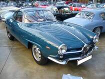 Alfa Romeo Giulia Sprint Speciale auch SS genannt. 1963 - 1966. Als Giulietta SS war dieses Modell bereits 1959 auf den Markt gekommen. Als die Giulia die Giulietta ablöste, wurde auch dieser Straßensportwagen umbenannt. Als Giulia SS wurde dieses Modell genau 1400 mal produziert. Der 4-Zylinderreihenmotor leistet 112 PS aus 1570 cm³ Hubraum. Die Höchstgeschwindigkeit liegt bei 200 km/h. Classic Remise Düsseldorf am 19.12.2015.