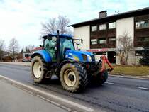 NEW-HOLLAND T6050, rast mit rasantem Tempo auf der B124 in Richtung Königswiesen; 150307