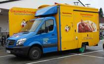 MB Sprinter vom  Vogelsberger Frischhähnchengrill , gesehen auf dem REWE-Parkplatz in 36110 Schlitz im Dezember 2015