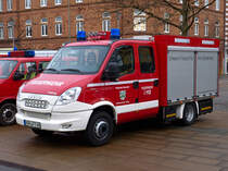 Tragkraftspritzenfahrzeug mit Wassertank (TSF-W) der
Freiwilligen Feuerwehr Holbach,
Gemeinde Hohenstein.

Fahrgestell:
Iveco Daily 65 C 15
4-Zylinder-Reihenmotor mit elektronisch geregelter Common Rail-Hochdruck-Direkteinspritzung
Hubraum: 2.998 cm³,
Motorleistung: 145 PS / 107 kW,
zul. Gesamtgewicht: 6.300 kg .

Aufbau:
Pütting,
Lackierung: RAL 3000 (Feuerrot).

Laufbahn:
Baujahr und Indienststellung: 2011

Beladung / Ausstattung u.a.:
gemäß zum Beschaffungszeitraum gültiger DIN-Norm,
von Hand ausschiebbarer Lichtmast mit Xenonstrahler am Heck.

Mitgeführt wird ein Generator- und Lichtmastanhänger unbekannter Herkunft und Leistung.

Bahnhofsvorplatz Nordhausen 20.12.2015
