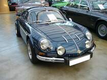 Alpine A 110 Berlinette 1600 SI. 1970 - 1977. Der bereits 1961 vorbestellte A 110 war anfangs mit einem getunten aus dem Renault 8 ausgerüstet. Später wurde auf die Motorentechnik des Renault 12 umgestellt. Der 1600 SI wird von einem im Heck verbauten
4-Zylinderreihenmotor mit 1565 cm³ Hubraum angetrieben. Die 138 PS verleihen der Flunder aus Dieppe zu einer Höchstgeschwindigkeit von 215 km/h. Classic Remise Düsseldorf am 20.12.2015.