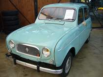Renault R4. 1961 - 1992. Hier wurde ein R4 der ersten Serie, wie er bis 1966 gebaut wurde, abgelichtet. Der 4-Zylinderreihenmotor hat einen Hubraum von 747 cm³ und leistet 24 PS. Classic Remise Düsseldorf am 20.12.2015.