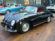 Porsche 356 A 1600 Cabriolet. 1955 - 1959. Der 356 A war die Weiterentwicklung des seit 1950 in Serie gebauten 356. Die Karosserie des hier abgelichteten Cabriolets stammt von den Karosseriewerken Reutter/Stuttgart. Der 4-Zylinderboxermotor leistet 60 PS aus 1582 cm³ Hubraum. Ein solches Cabriolet hatte während seiner gesamten Produktionzeit einen Einstiegspreis von DM 13900,00. Classic Remise Düsseldorf am 20.12.2015.