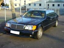 Mercedes Benz W140 S 600 Pullman. 1995 - 1998. Der Pullman basiert auf der bereits 1991 vorgestellten Baureihe W140 und wurde auf der IAA 1995 vorgestellt. Motorisiert ist die Limousine mit einem V12-motor, der aus einem Hubraum von 5987 cm³ 394 PS leistet. Besucherparkplatz der Düsseldorfer Classic Remise am 20.12.2015.