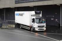 Volvo FL von NORDFROST fährt zur Entladungsrampe, gesehen in Fulda im Dezember 2015