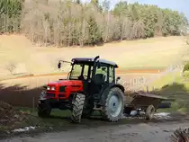 SAME DDF200-86, ist während der Mittagspause mit älterem Einachshänger am schattigen Platz abgestellt; 150311