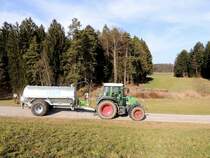 FENDT-516 Vario, zieht ein befülltes Jauchefass durch die hügelige Mühlviertler Landschaft; 150318