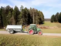 FENDT-516 Vario, zieht ein befülltes Jauchefass durch die hügelige Mühlviertler Landschaft; 150318