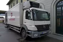 Ein Mercedes Benz Axor 1824 Kühlaster beliefert eine Pizza-Fiale im Bahnhof Nordhausen mit frischen Zutaten. 22.12.2015