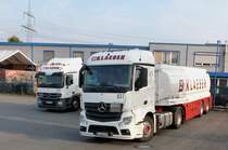 Mercedes Actros Streamspace mit Benzintank Sattelauflieger KLAESER im Hintergrund ein Actros MP3 Solozugmaschine abgestellt in Herten 04,07,2015