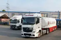 Mercedes Actros Streamspace mit Benzintank Sattelauflieger KLAESER im Hintergrund ein Actros MP3 Solozugmaschine abgestellt in Herten 04,07,2015