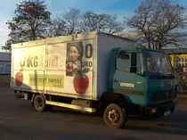 Dieser Merceds Benz LK 814 dient in Nordhausen am Straßenrand dem Obst-und Gemüseverkauf. 26.12.2015