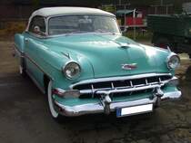 Chevrolet Series 2400 C Bel Air Convertible Coupe des Modelljahres 1954. Von dieser Modell- und Karosserievariante verkaufte Chevrolet in diesem Modelljahr 24047 Fahrzeuge. Der Einstandspreis lag bei US$ 2185,00. Der 6-Zylinderreihenmotor leistet 115 PS aus 3850 cm³ Hubraum. Oldtimer- und Youngtimertreffen am 27.12.2015 in Krefeld.