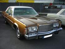 Chrysler Newport Custom fourdoor Sedan des Modelljahres 1974. Der Newport war ein sogenanntes Fullsize Modell im Programm der Chrysler Motor Corporation. Aufgrund der Ölkrise Anfang der 1970´er Jahre konnte man die Newport Modelle wahlweise mit dem kleinen 5.9l oder dem großen 6.6l V8-motor ordern. Dieser im Farbton tahitian gold metallic lackierte Wagen konnte am 27.12.2015 auf dem Old- und Youngtimertreffen in Krefeld bewundert werden.