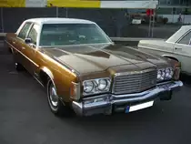 Chrysler Newport Custom fourdoor Sedan des Modelljahres 1974. Der Newport war ein sogenanntes Fullsize Modell im Programm der Chrysler Motor Corporation. Aufgrund der Ölkrise Anfang der 1970´er Jahre konnte man die Newport Modelle wahlweise mit dem kleinen 5.9l oder dem großen 6.6l V8-motor ordern. Dieser im Farbton tahitian gold metallic lackierte Wagen konnte am 27.12.2015 auf dem Old- und Youngtimertreffen in Krefeld bewundert werden.