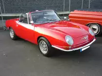 Fiat 850 Spider der ersten Serie. 1965 - 1968. Dieser flotte Zweisitzer basierte auf dem 850 Coupe. Der im Heck verbaute, wassergekühlte 4-Zylinderreihenmotor leistet in diesem Modell 49 PS aus 843 cm³ Hubraum. Old- und Youngtimertreffen am 27.12.2015 in Krefeld.