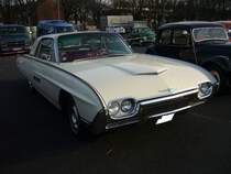 Ford Thunderbird Coupe des Modelljahres 1963. Von dieser Coupe Variante verkaufte Ford in diesem Modelljahr 56945 Fahrzeuge. Der V8-motor mit 6.4l Hubraum war wahlweise mit 300 PS, 330 PS oder 340 PS lieferbar. Old- und Youngtimertreffen am 27.12.2015 in Krefeld.