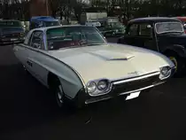 Ford Thunderbird Coupe des Modelljahres 1963. Von dieser Coupe Variante verkaufte Ford in diesem Modelljahr 56945 Fahrzeuge. Der V8-motor mit 6.4l Hubraum war wahlweise mit 300 PS, 330 PS oder 340 PS lieferbar. Old- und Youngtimertreffen am 27.12.2015 in Krefeld.