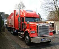 Der COCA-COLA-Weihnachtstruck am 21.12.2015,kurz vor Weihnachten,
in DAADEN/WESTERWALD-
Schon als Modell beeindruckend,aber in REAL einfach ein Traum-Truck.....